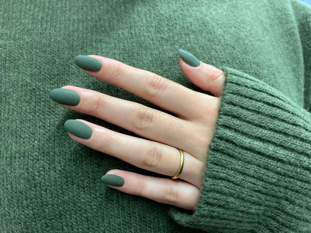Deep green manicure