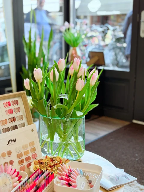 Fresh tulips and decorative details in the salon