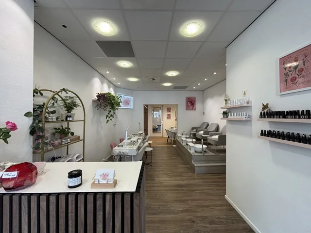 View through the salon towards the treatment area